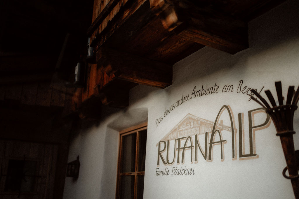 Rufana Alp, Schriftzug