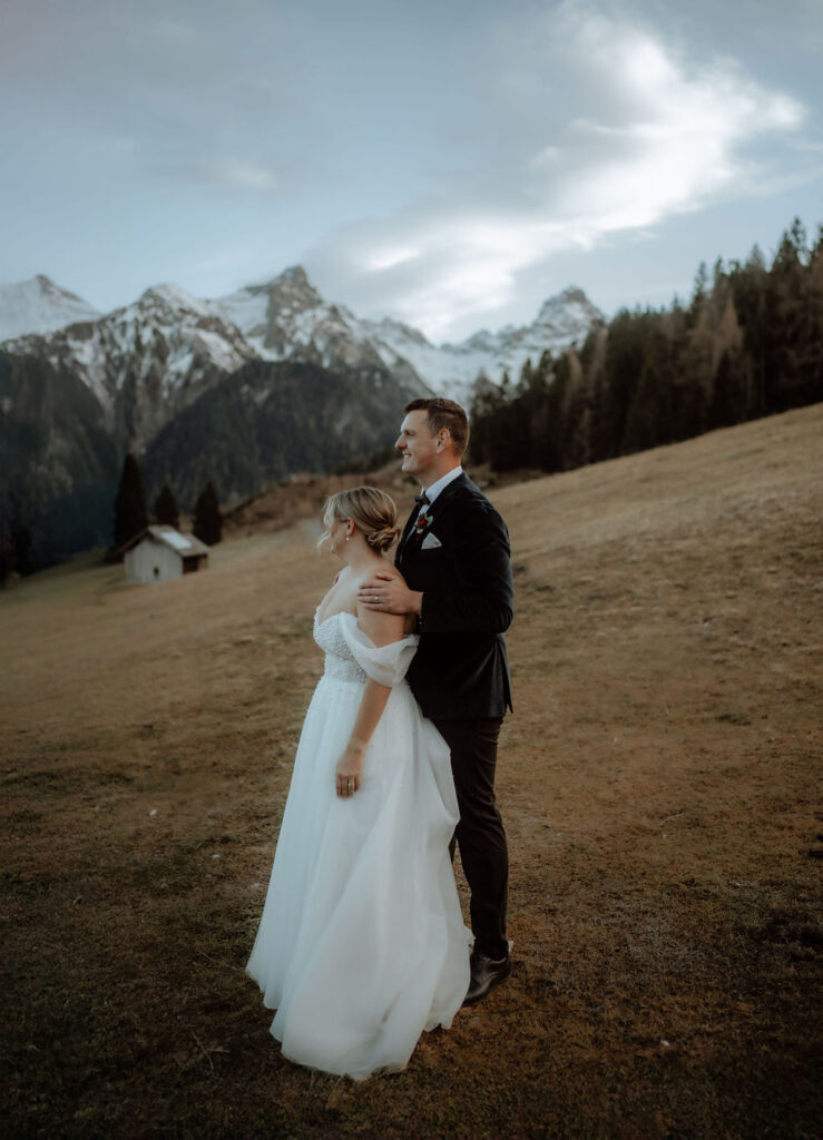 Braut und Bräutigam stehen auf einem Hügel, in den Bergen, Österreich