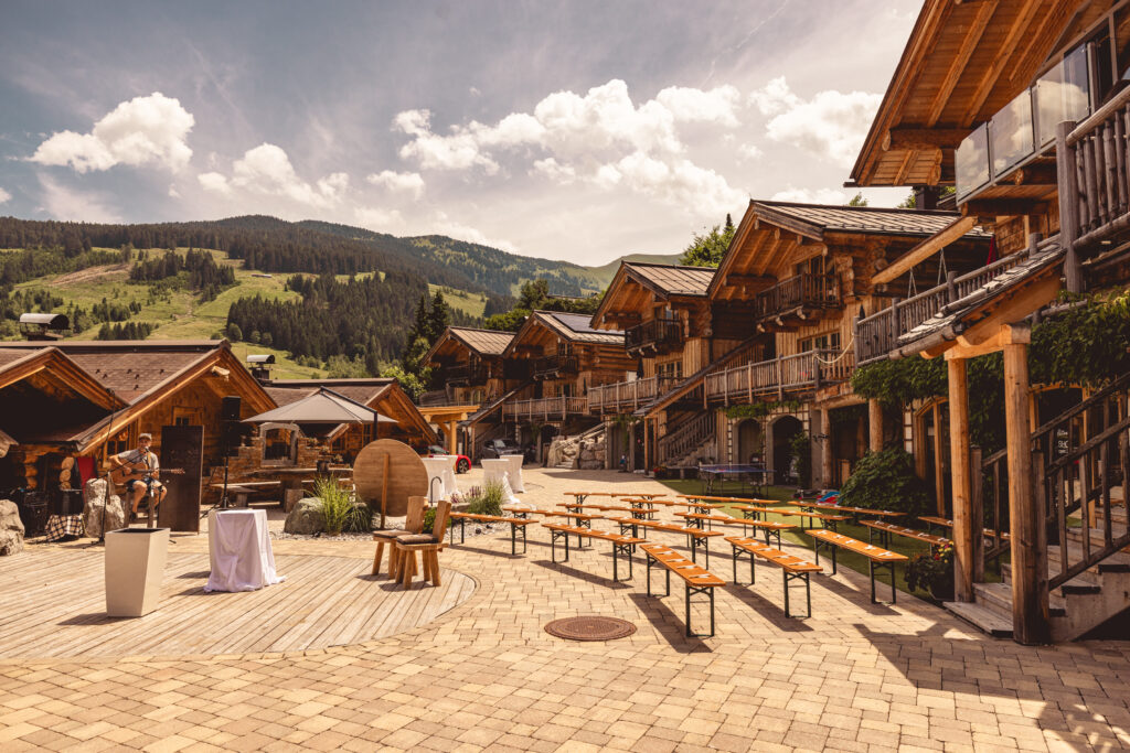 Hochzeitslocation Hüttendorf Maria Alm Innenhof