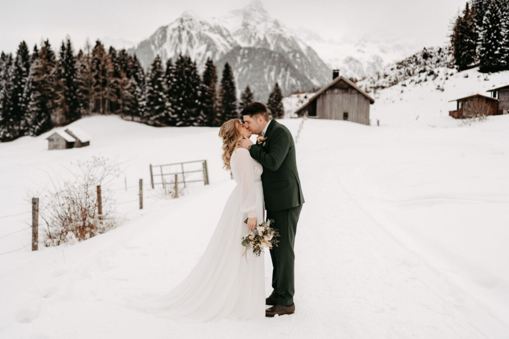 Brautpaar in Berghochzeitslocation, nachdem sie die Checkliste für Berghochzeiten beachtet haben