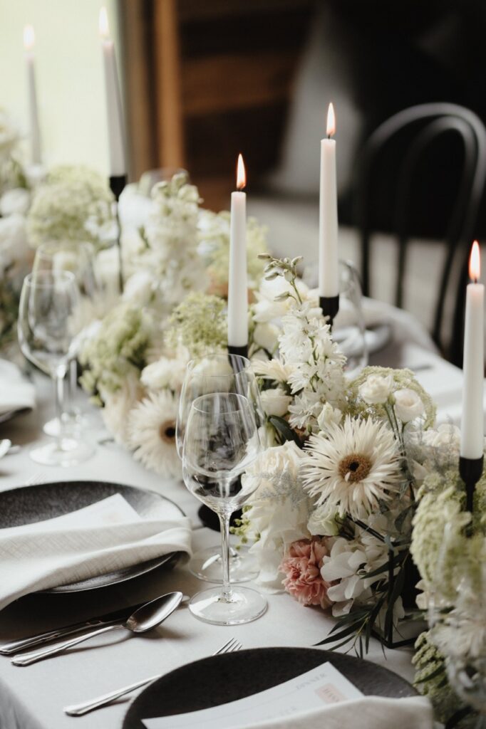 Dekoration und Blumen für Almhochzeit - Hochzeit in den Bergen, Österreich