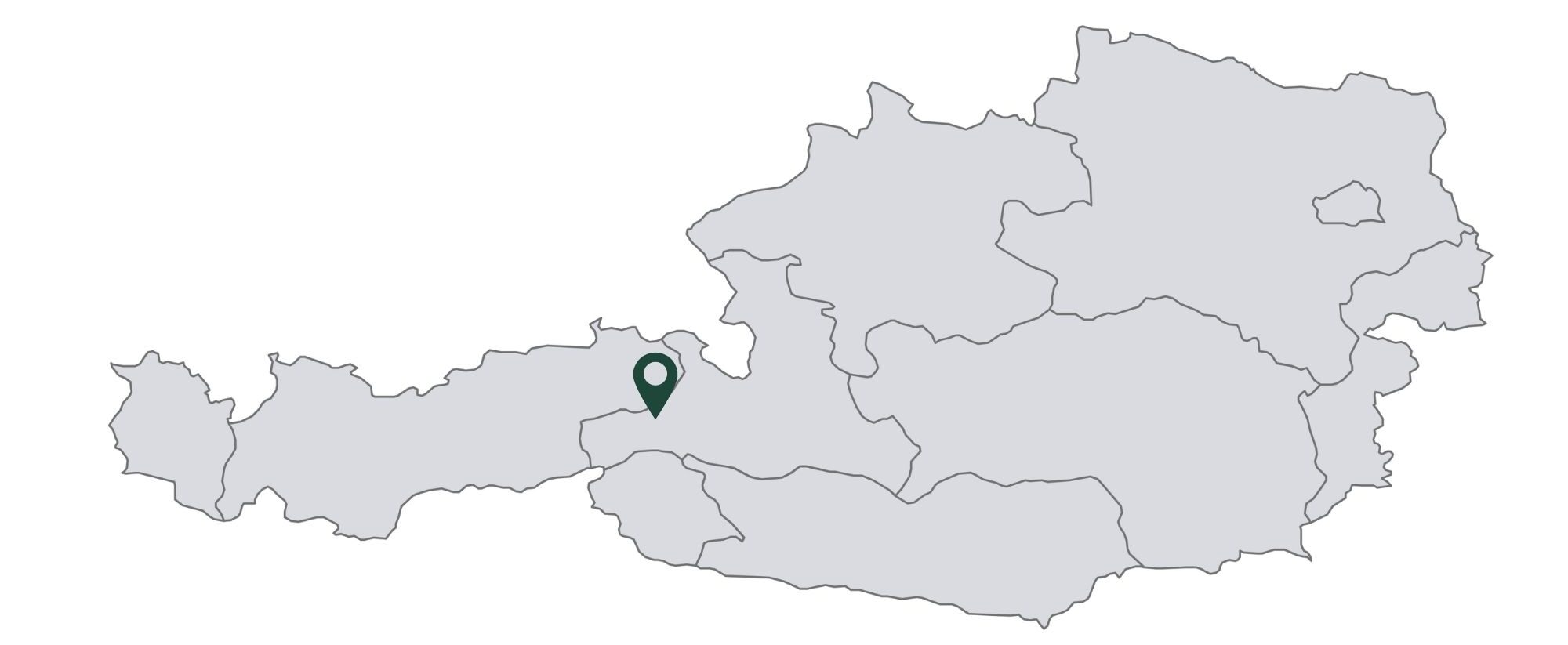 Karte von Österreich mit einer Standortnadel, die einen Ort in der nördlichen Mitte des Landes markiert, perfekt für die Planung Ihrer Berghochzeit oder einer verträumten Winterhochzeit fernab der Tiroler Berggipfel.