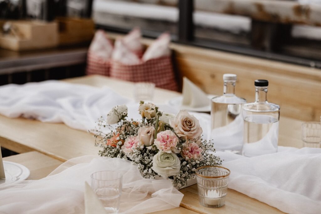 Hochzeitskonzept für Berghochzeit - Tischdeko, Hochzeitsplanerin Ronja Weddings