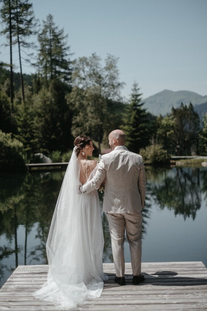 Freie Trauung am Wasser - Hochzeitslocation in den Bergen, stilvolle Hochzeitsplanung mit Ronja Weddings