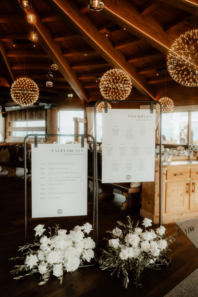 Willkommensschild und Blumendeko - Hochzeit in den Bergen, Hochzeitsfloristik in Österreich