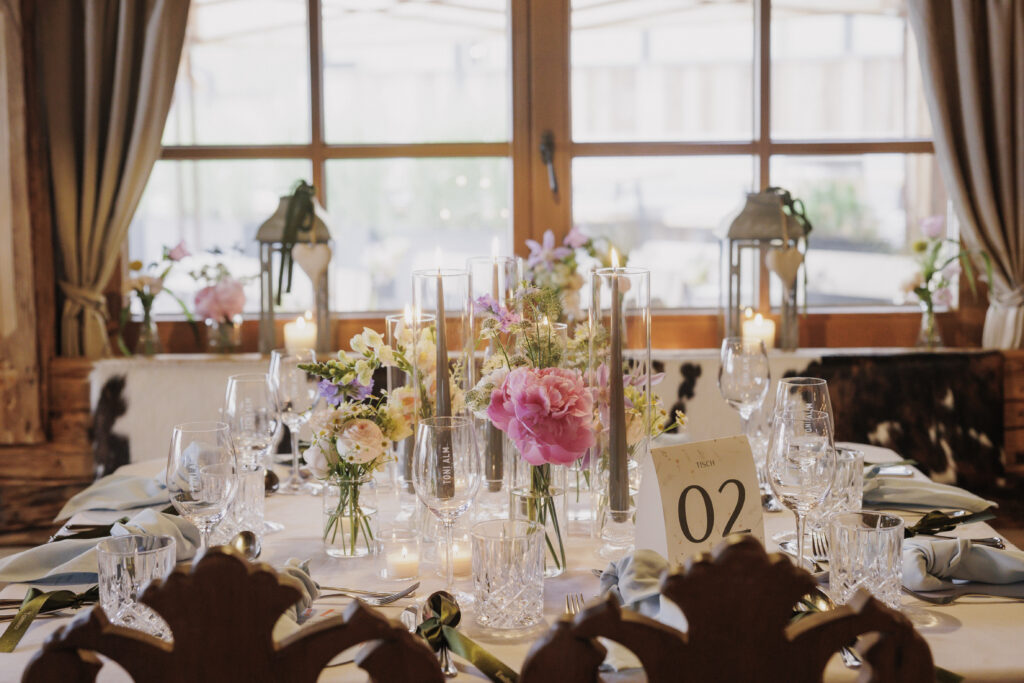 Hochzeitsfloristik in den Bergen - Wind, Transport, Aufbau beachten, Hochzeitsplanung Ronja Weddings